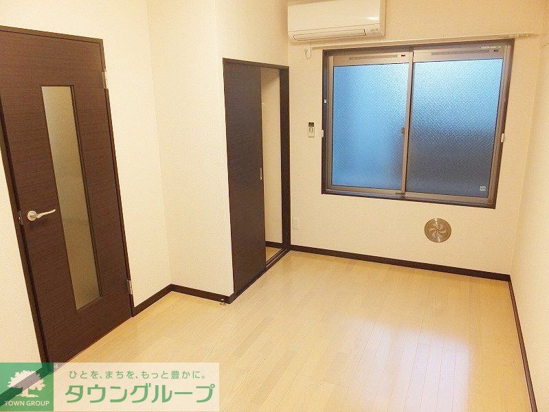 居室・リビング　床材や設備は号室によって異なります。