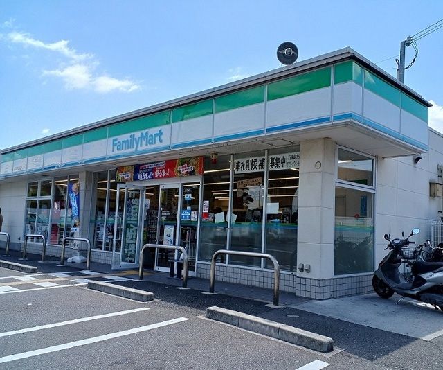 コンビニ　ファミリーマート様（コンビニ）まで450m