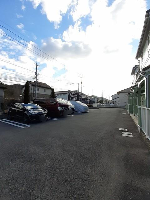 その他　建物前面の駐車場