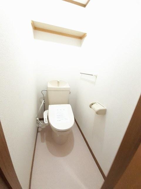 トイレ　トイレ　上部に棚あり