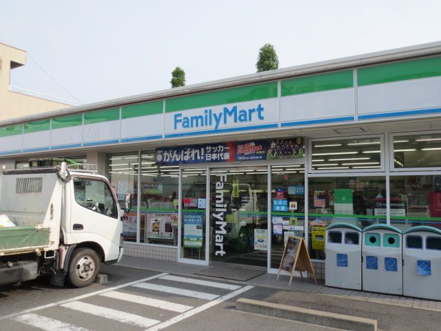コンビニ　ファミリーマート（コンビニ）まで290m