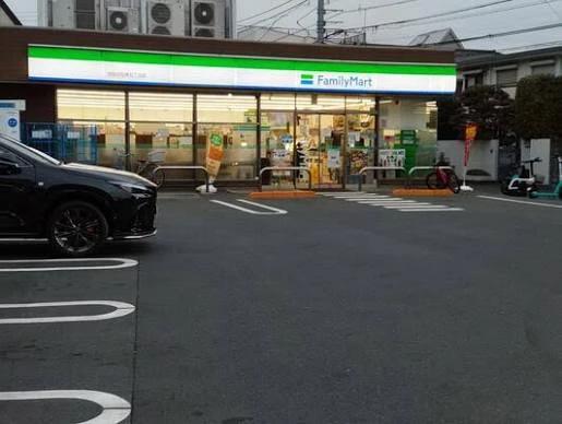 コンビニ　ファミリーマート 世田谷弦巻五丁目店（コンビニ）まで276m
