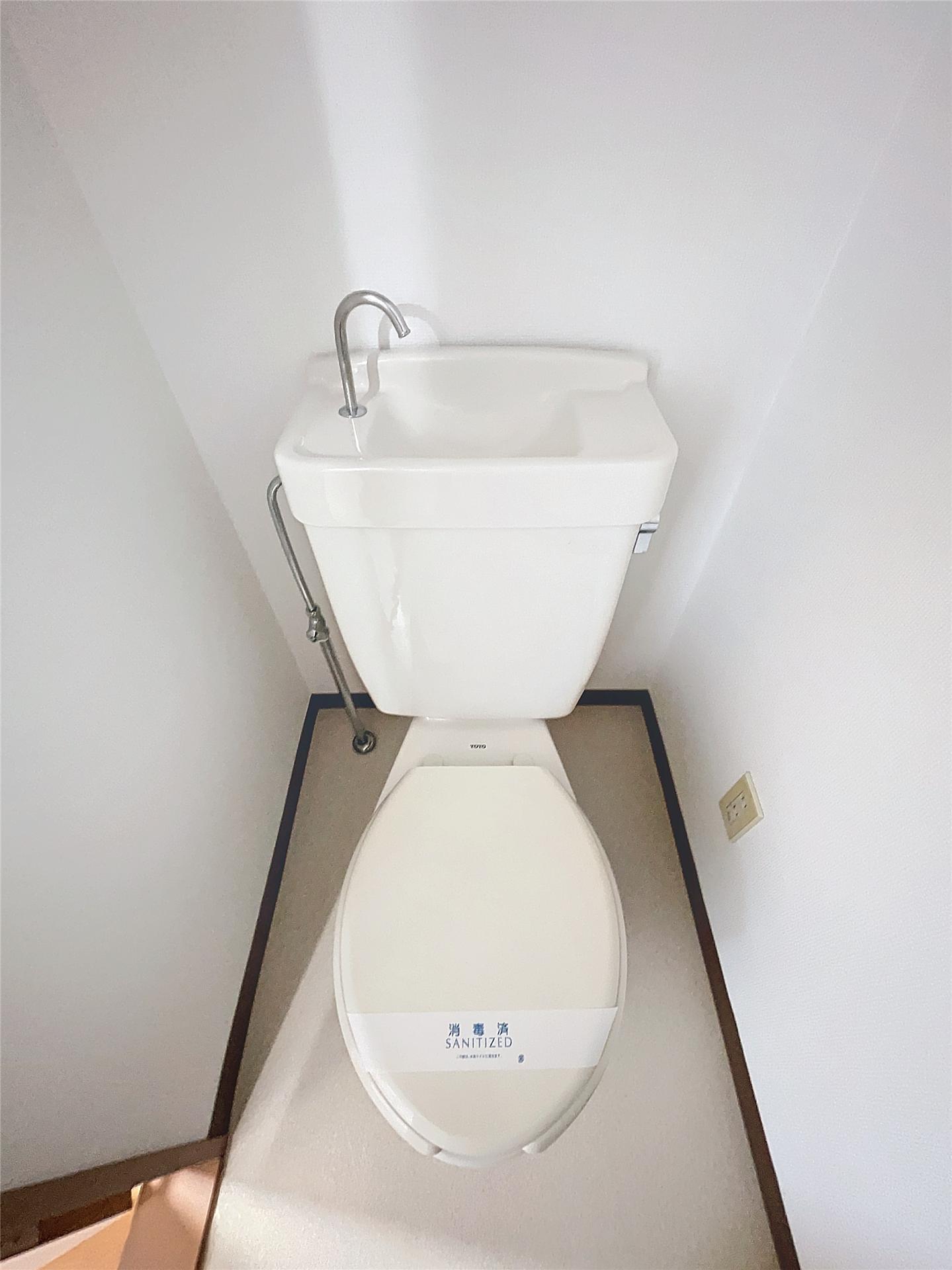 トイレ　同物件反転タイプの別のお部屋の写真のため、実際とは異なる場合