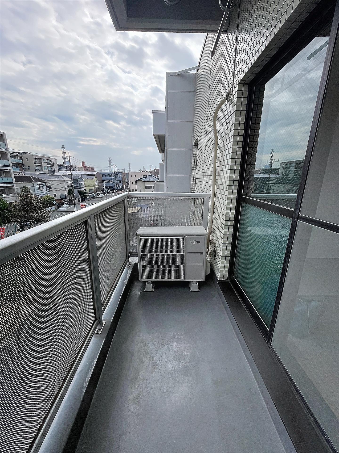 バルコニー　同物件反転タイプの別のお部屋の写真のため、実際とは異なる場合