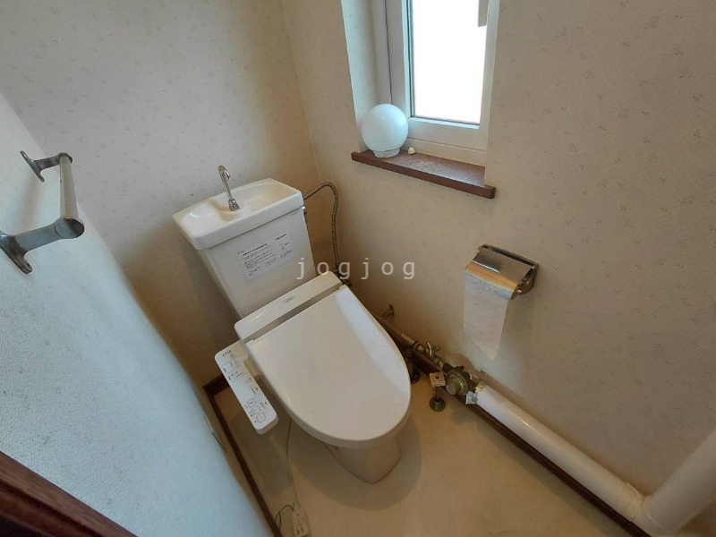 トイレ　嬉しい温水洗浄便座付きのトイレです。