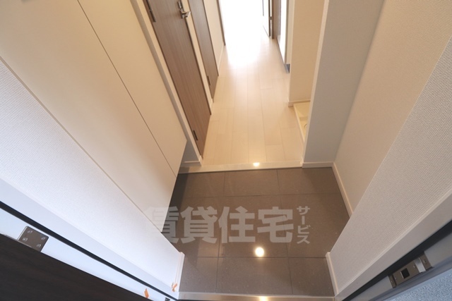 地下鉄御堂筋線 江坂駅 徒歩13分 10階建 築8年の玄関写真