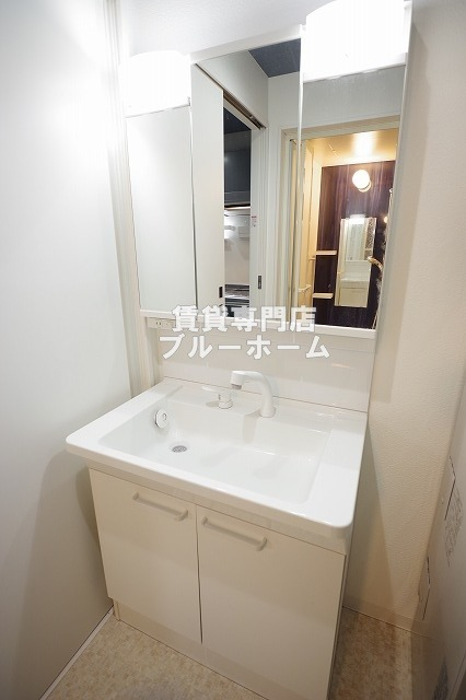 洗面設備　照明器付き独立洗面台です！
