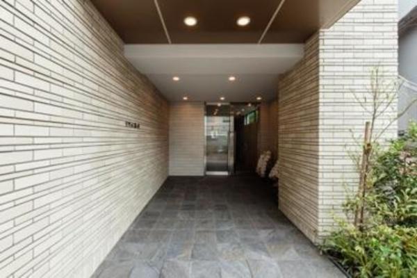 東京メトロ千代田線 代々木公園駅 徒歩8分 10階建 築4年の外観写真