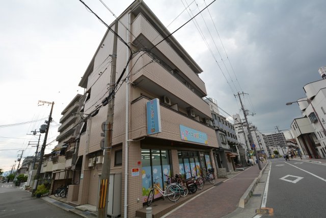 建物外観　居住者専用のごみ置き場があります♪