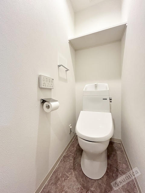 トイレ　人気アイテムの温水洗浄便座。清潔感のあるトイレです。