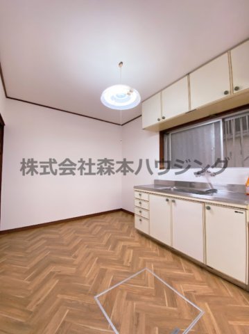 寝屋川市点野1丁目戸建の居間写真