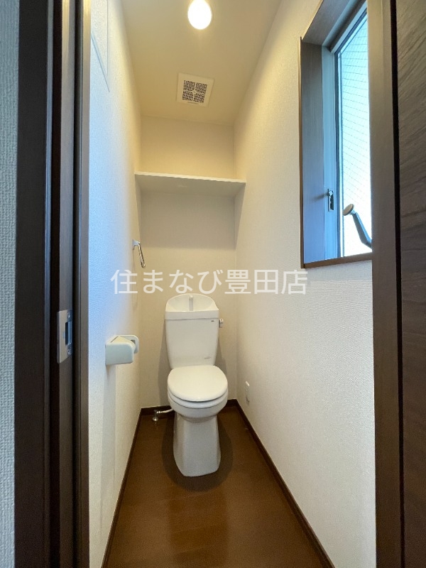 ＪＲ東海道本線 刈谷駅 バス乗車時間：18分 最寄りバス停で下車 徒歩8分 2階建 築11年のトイレ写真