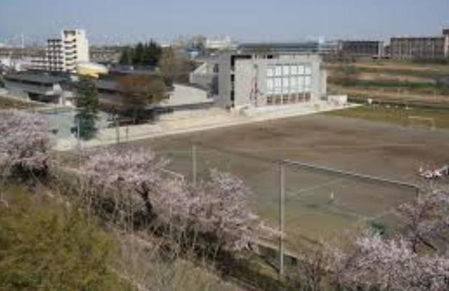 小学校　多摩市立多摩第一小学校（小学校）まで438m