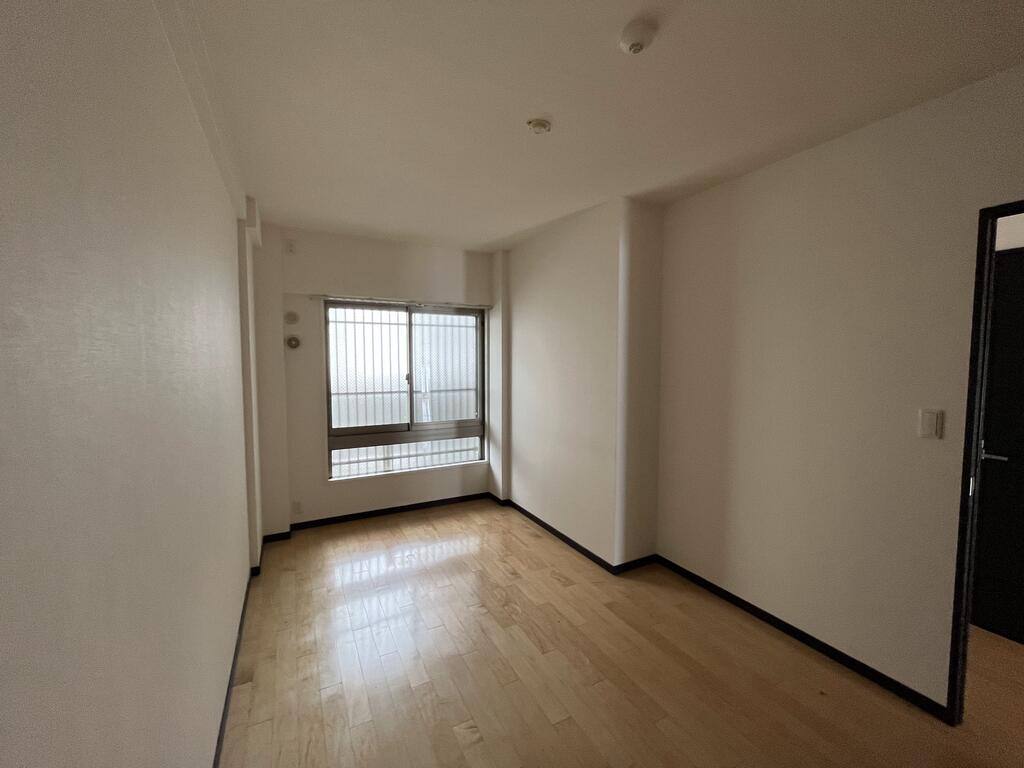 居室・リビング　※同建物の別のお部屋の写真です。