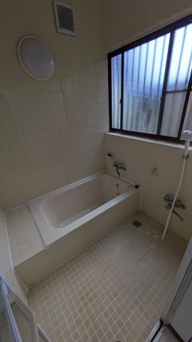 バス・シャワールーム　広い追炊き機能付浴室、シャワーヘッドは新調。