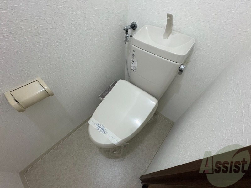 トイレ　トイレです。タオル掛けもついて便利ですね