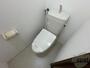 トイレ　トイレです。タオル掛けもついて便利ですね