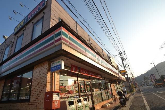 コンビニ　セブンイレブン広島宮内店（コンビニ）まで317m