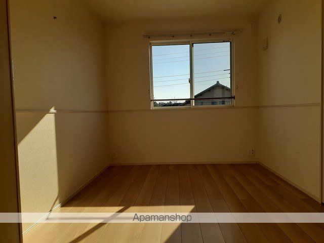 ＪＲ常磐線 石岡駅 バス乗車時間：8分 最寄りバス停で下車 徒歩3分 2階建 築5年の居間写真
