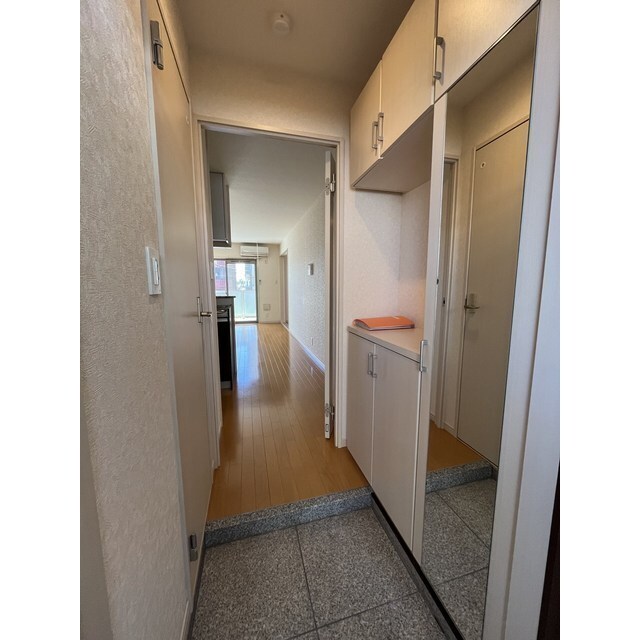 玄関　別部屋の同タイプのお写真です。