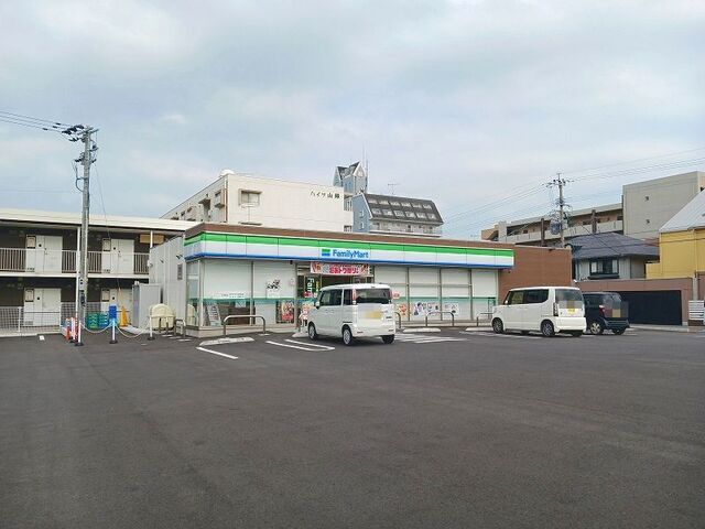 コンビニ　ファミリーマート（コンビニ）まで70m