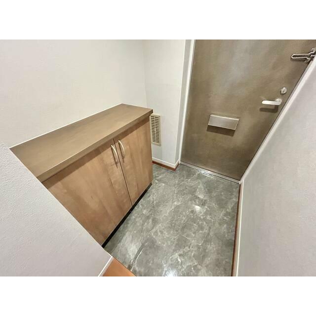 玄関　同間取り別部屋の写真です