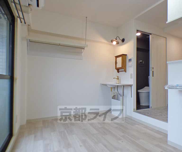居室・リビング　２０２２年フルリノベーションされたお部屋です。