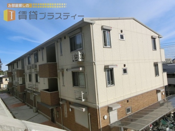 建物外観　緑を隣に、鳥のさえずりで目覚める朝。　そんな生活いかがですか
