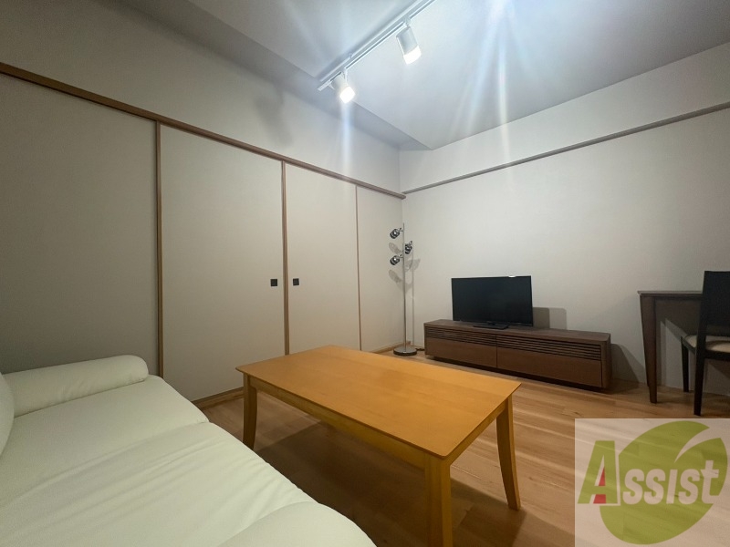 居室・リビング　木目のフローリングは落ち着きのある印象のお部屋になりますね。