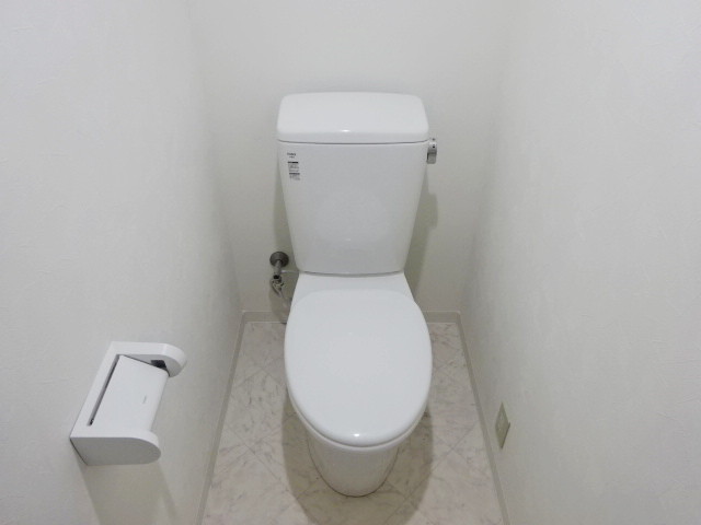 トイレ　※内観写真は同タイプの別号室のものです。
