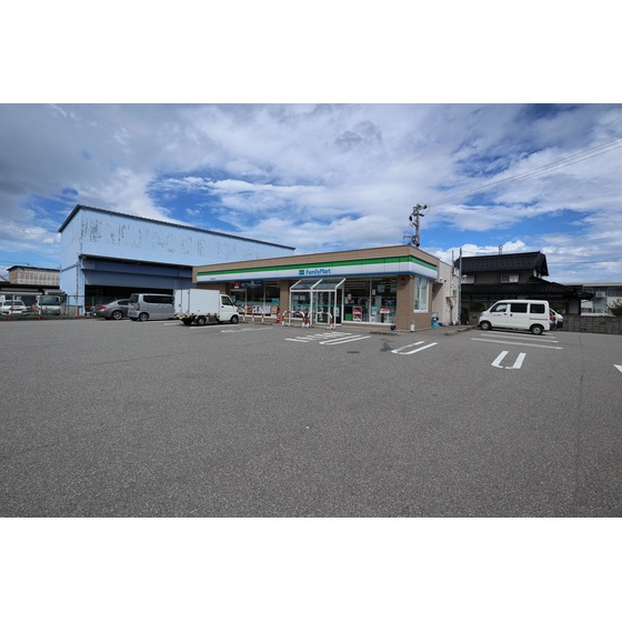 コンビニ　ファミリーマート富山向新庄店（コンビニ）まで700m