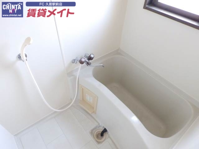 バス・シャワールーム　窓付き浴室