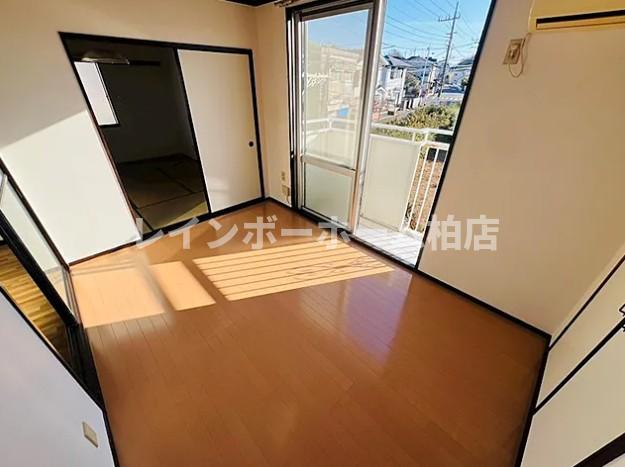 居室・リビング　こちらの居間で趣味の時間をお楽しみください