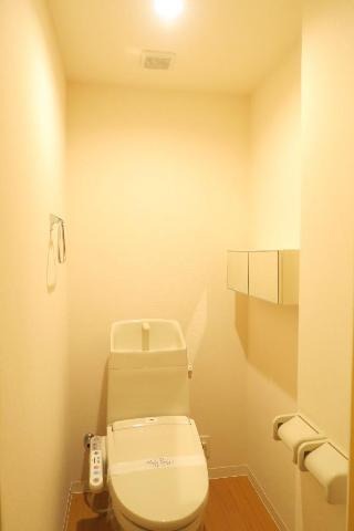 トイレ　ウォシュレット完備。