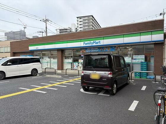 コンビニ　ファミリーマート三郷駅南店（コンビニ）まで61m