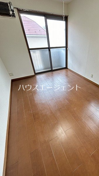 居室・リビング　広々洋室の明るいお部屋です。※参考画像