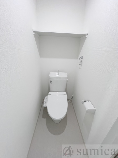 トイレ　人気アイテムの温水洗浄便座。清潔感のあるトイレです。