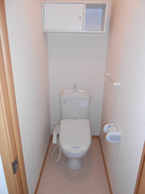 トイレ　温水洗浄便座完備・小物収納棚有り