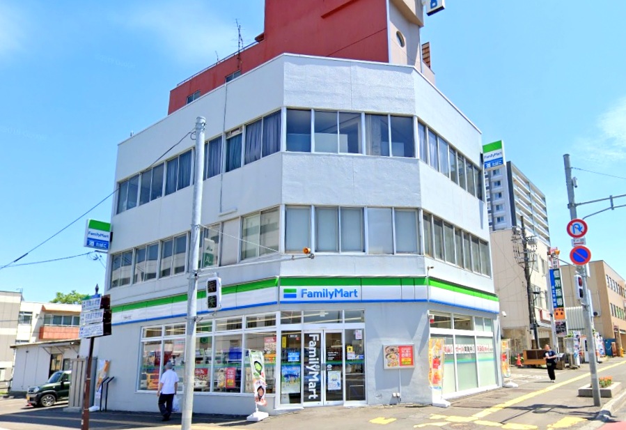 コンビニ　ファミリーマート月寒中央店（コンビニ）まで98m
