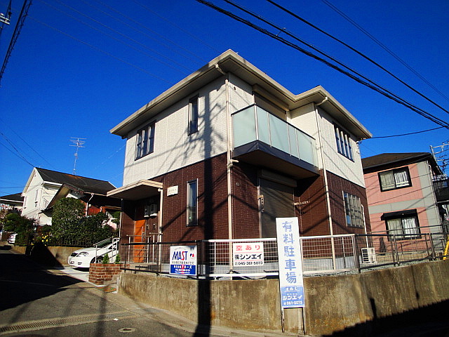 建物外観　前面駐車場で日当たり良好