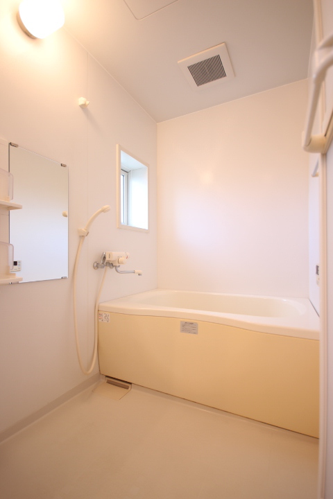 バス・シャワールーム　追い炊き機能付き浴室です！　小窓があり換気に最適です。