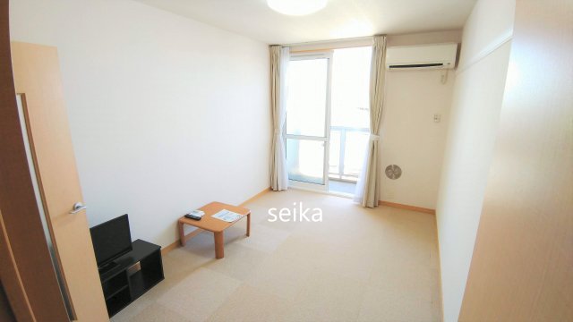 居室・リビング　カーペット敷きのお部屋です。