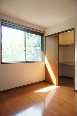 収納　ハンガーパイプや中段、枕棚を備えたＷＩＣ