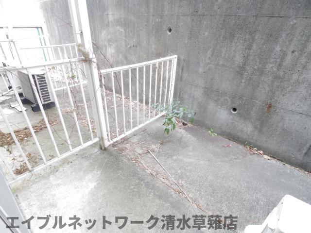 【静岡市駿河区国吉田のアパートの庭】