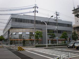 郵便局　半田郵便局（郵便局）まで615m