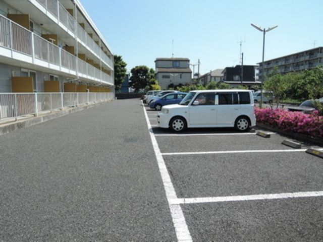 【東村山市富士見町のマンションの駐車場】