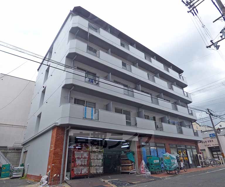 京都市上京区下石橋南半町のマンションの建物外観