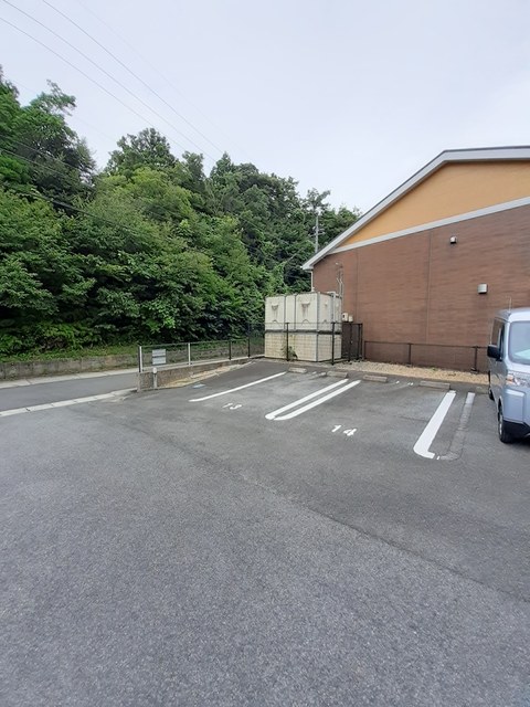 【松江市西川津町のアパートの駐車場】