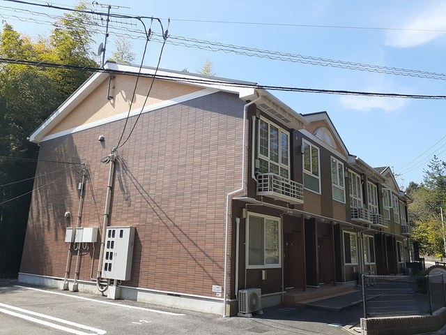 【松江市西川津町のアパートの建物外観】