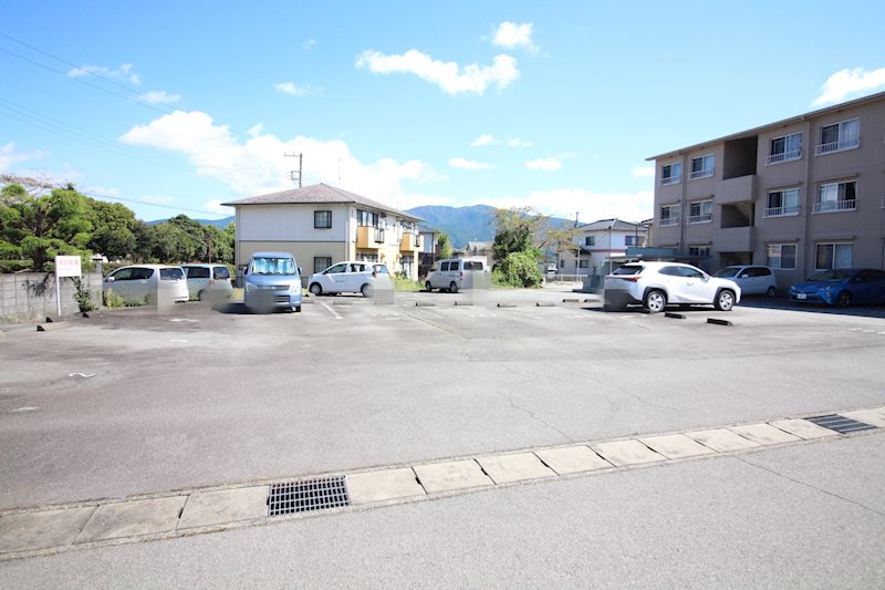 【御殿場市茱萸沢のマンションの駐車場】